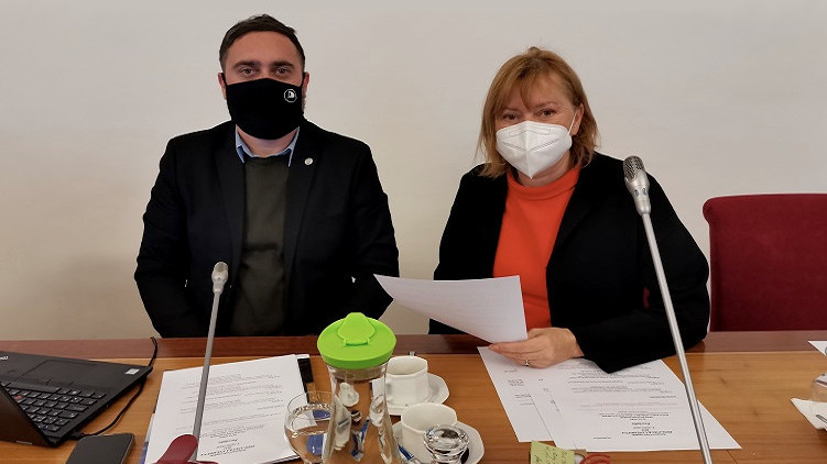 Vládní členové Výboru pro životní prostředí podpořili stávajícího ředitele ČIŽP, který selhal při šetření havárie na Bečvě